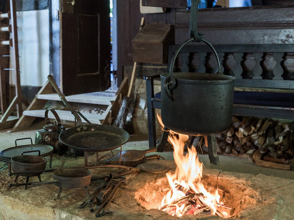 Kartoffeln werden an der Feuerstelle im Kessel gekocht